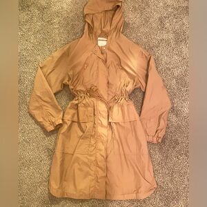 Women's raincoat.. about knee length, cinchable belt ties @ waist. Zip pockets